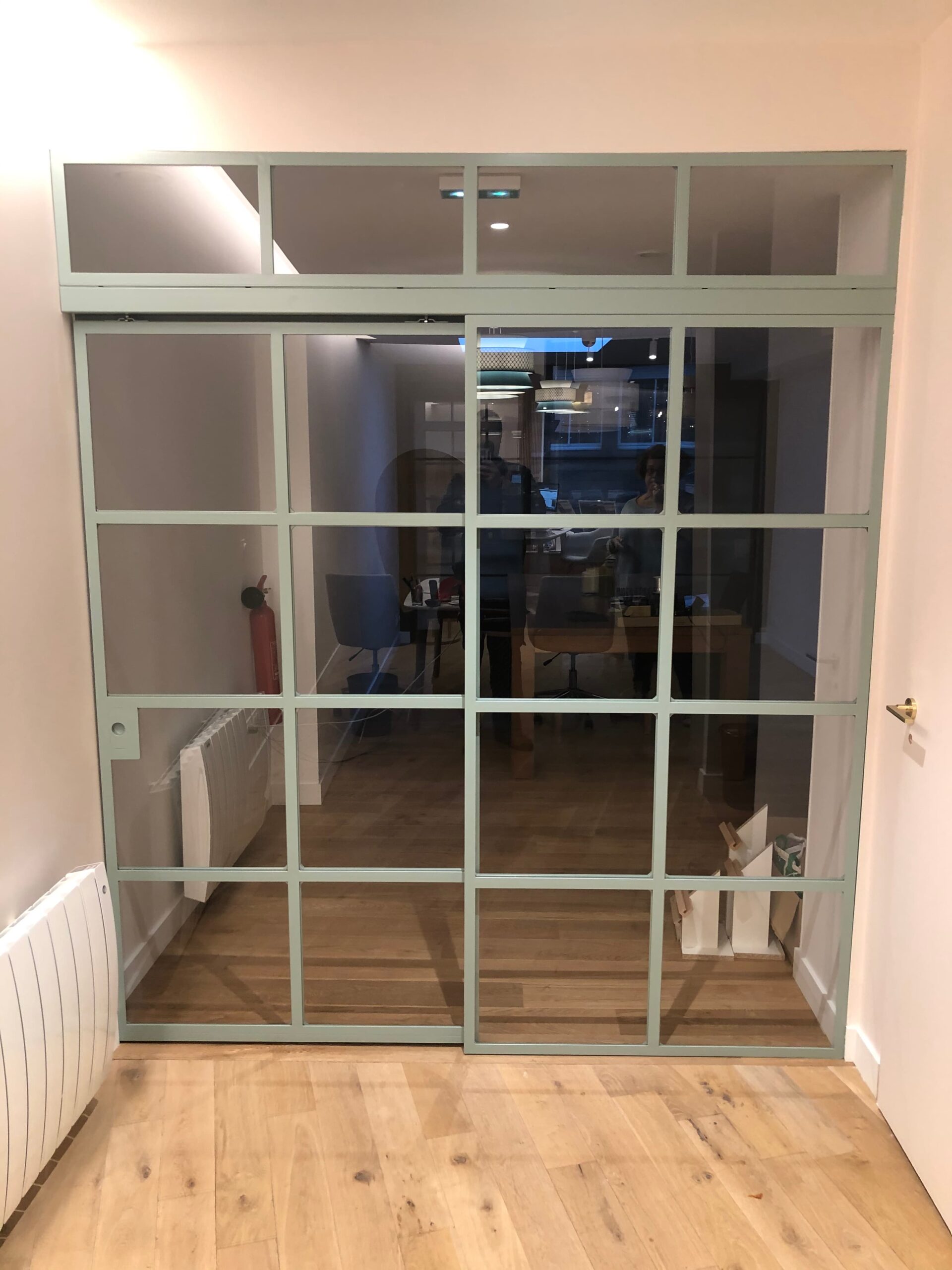 Porte coulissante intérieure en verre et métal